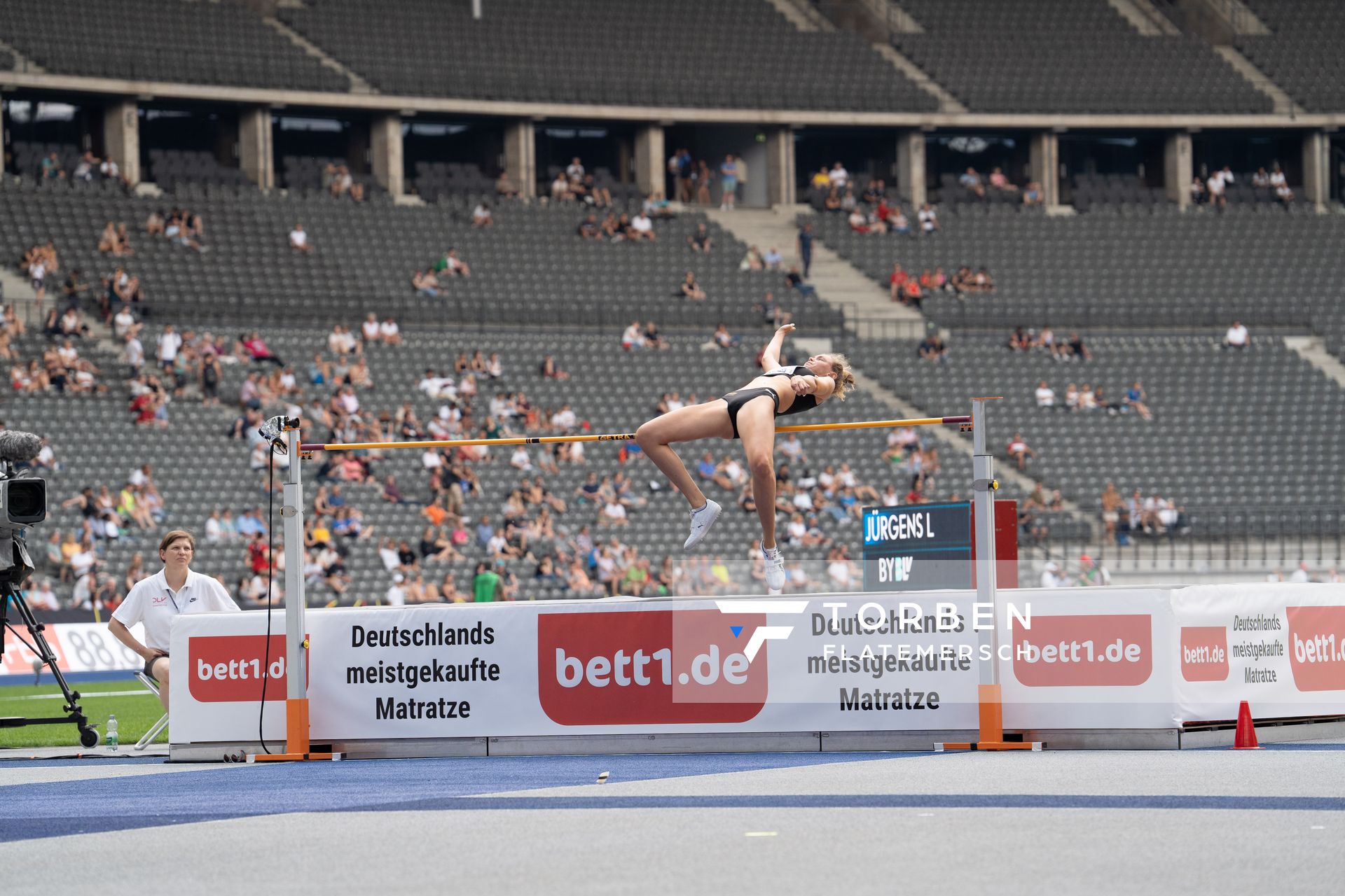 Lea Halmans (SV GO! Saar 05)  im Dreisprung waehrend der deutschen Leichtathletik-Meisterschaften im Olympiastadion am 25.06.2022 in Berlin